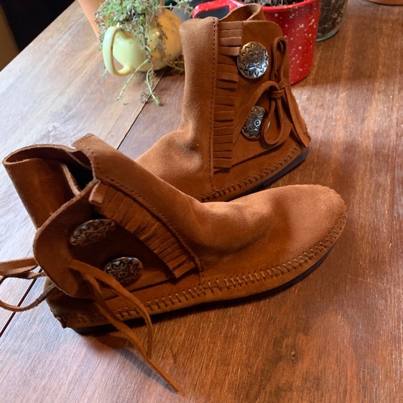 Brand New Minnetonka Women’s Two Button Boot - Picture 3 of 4